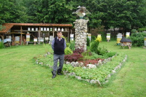 Pčelarsko gazdinstvo Marković u dvorištu ima spomenik pčeli