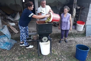 Seoske avlije mirišu na pekmez i sirće od jabuka