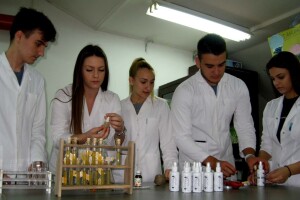 Učenici medicinske škole pokrenuli biznis zahvaljujući kapsaicinu iz ljutih papričica