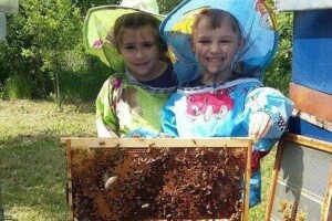 Sedmogodišnji blizanci Mia i Filip od treće godine uče o pčelarstvu