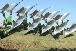 Traktor Steyr Terrus 300 i plug Cayron 200 - 5 vario W35