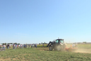 Traktor Valtra N114 i kratka tanjurača Vaderstad Carrier 300