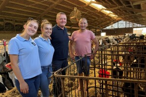 Farmer Marijan Hartman u Svetom Ivanu Žabnom uzgaja 250 grla stoke