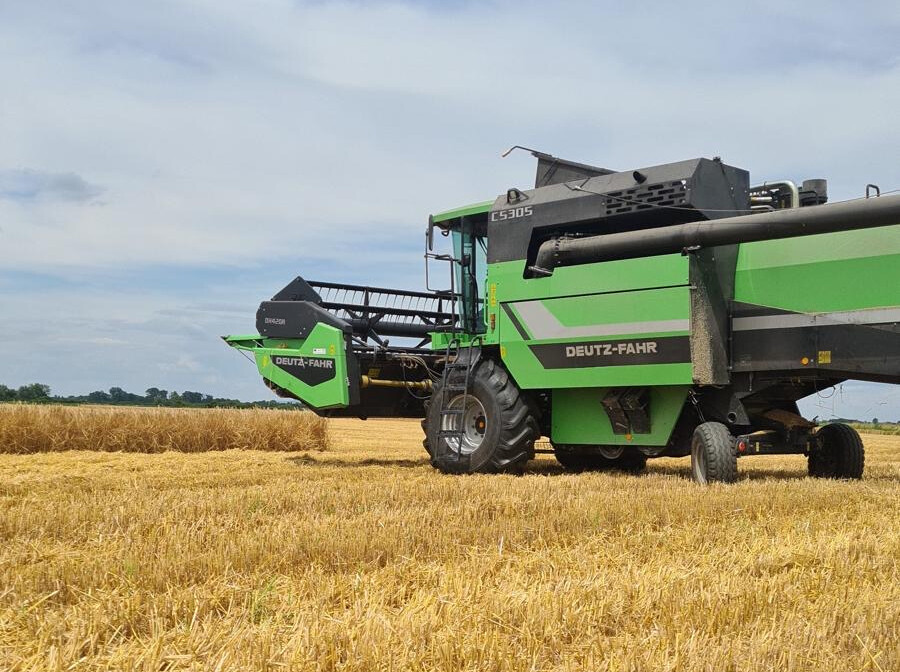 traktor polje