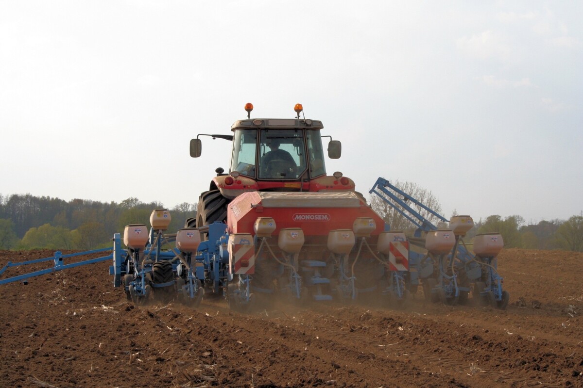 traktor u polju