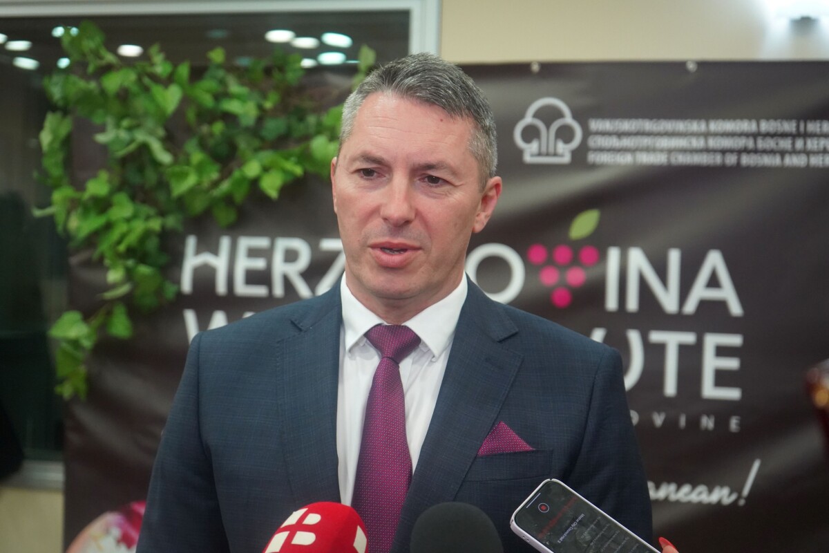 na fotografiji je predsjednik Vanjskotrgovinske komore BiH dr.sc. Vjekoslav Vuković