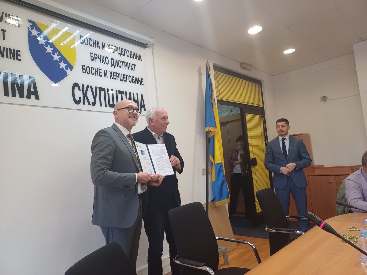 dva čovjeka drže certifikat o zaštiti bamije