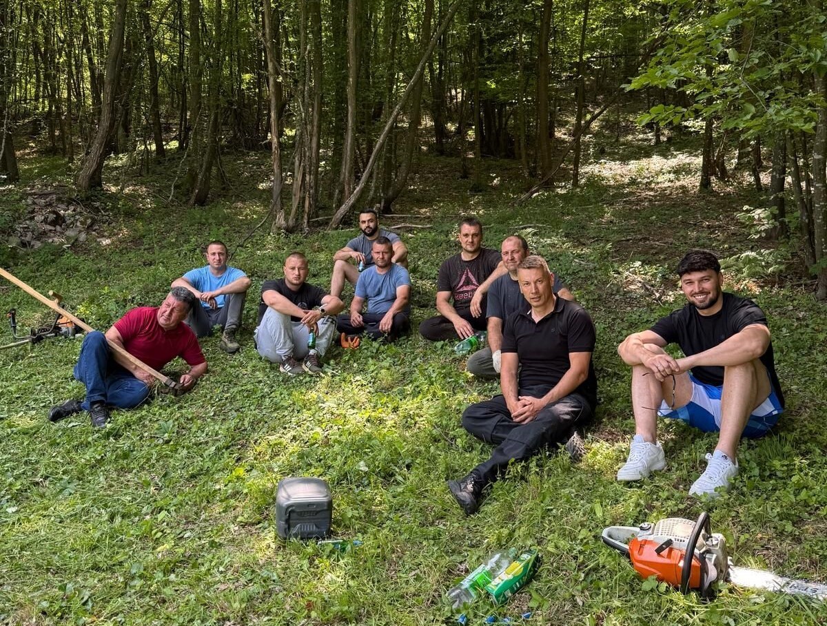 Nešić s prijateljima kosio travu