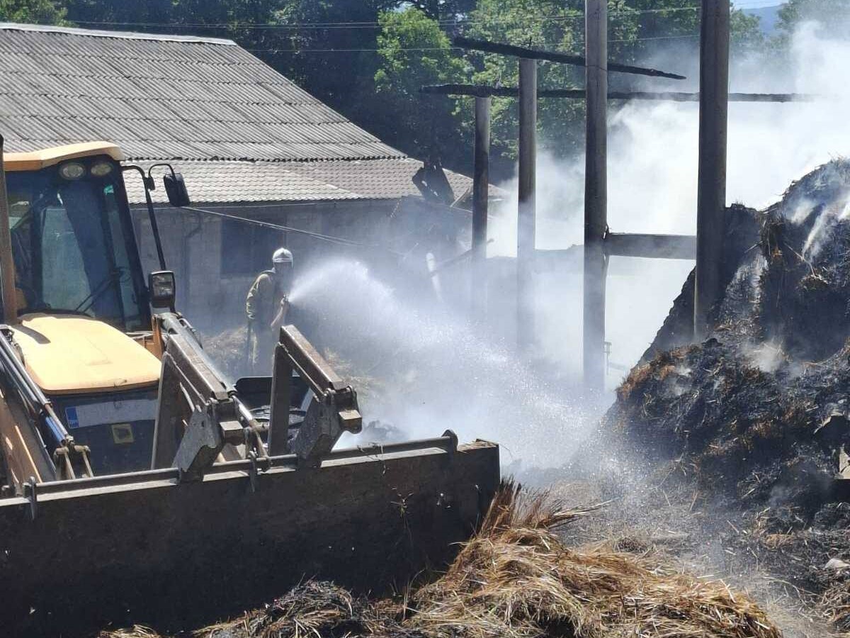Vatrogasci gase požar na farmi