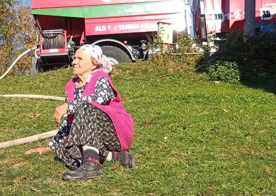 nana pored vatrogasnog vozila