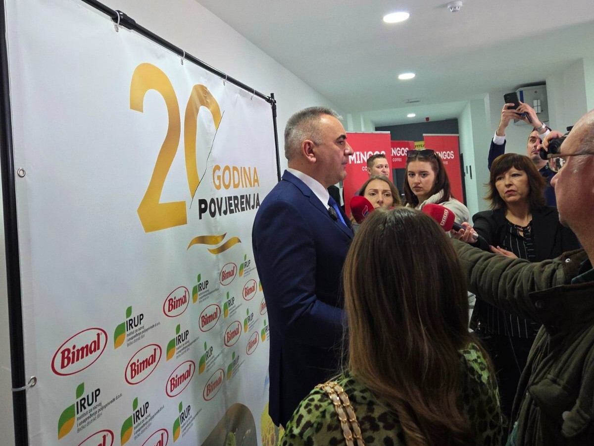 ministar Savo Minić daje izjavu novinarima