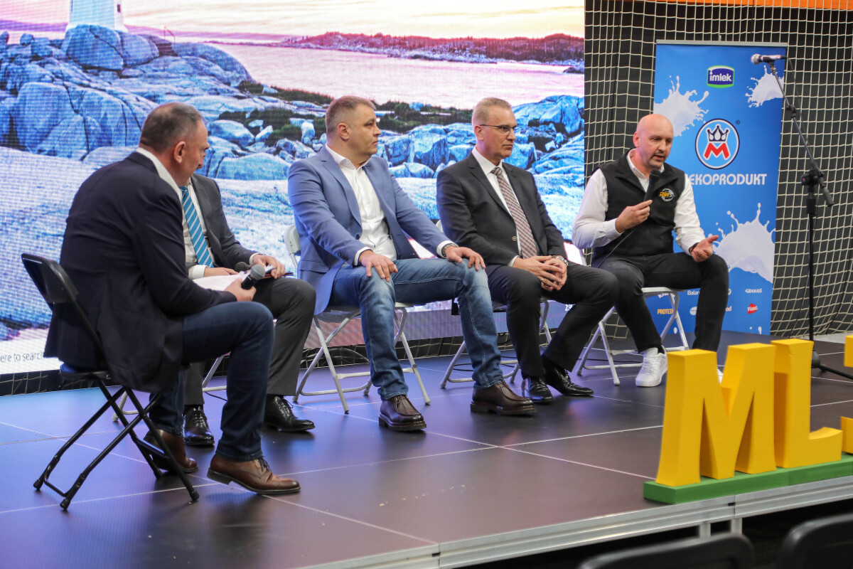 pet muškaraca na pozornici, panel diskusija