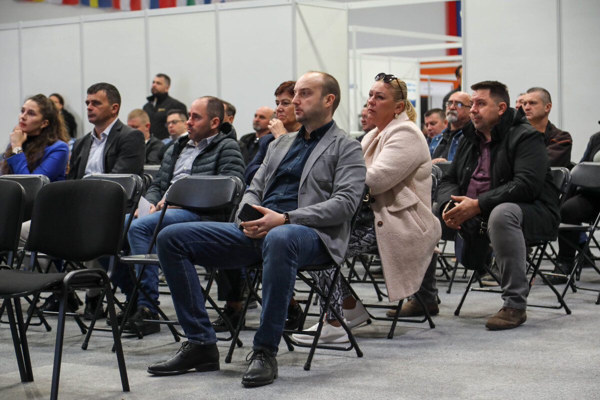 ljudi u publici prate predavanje