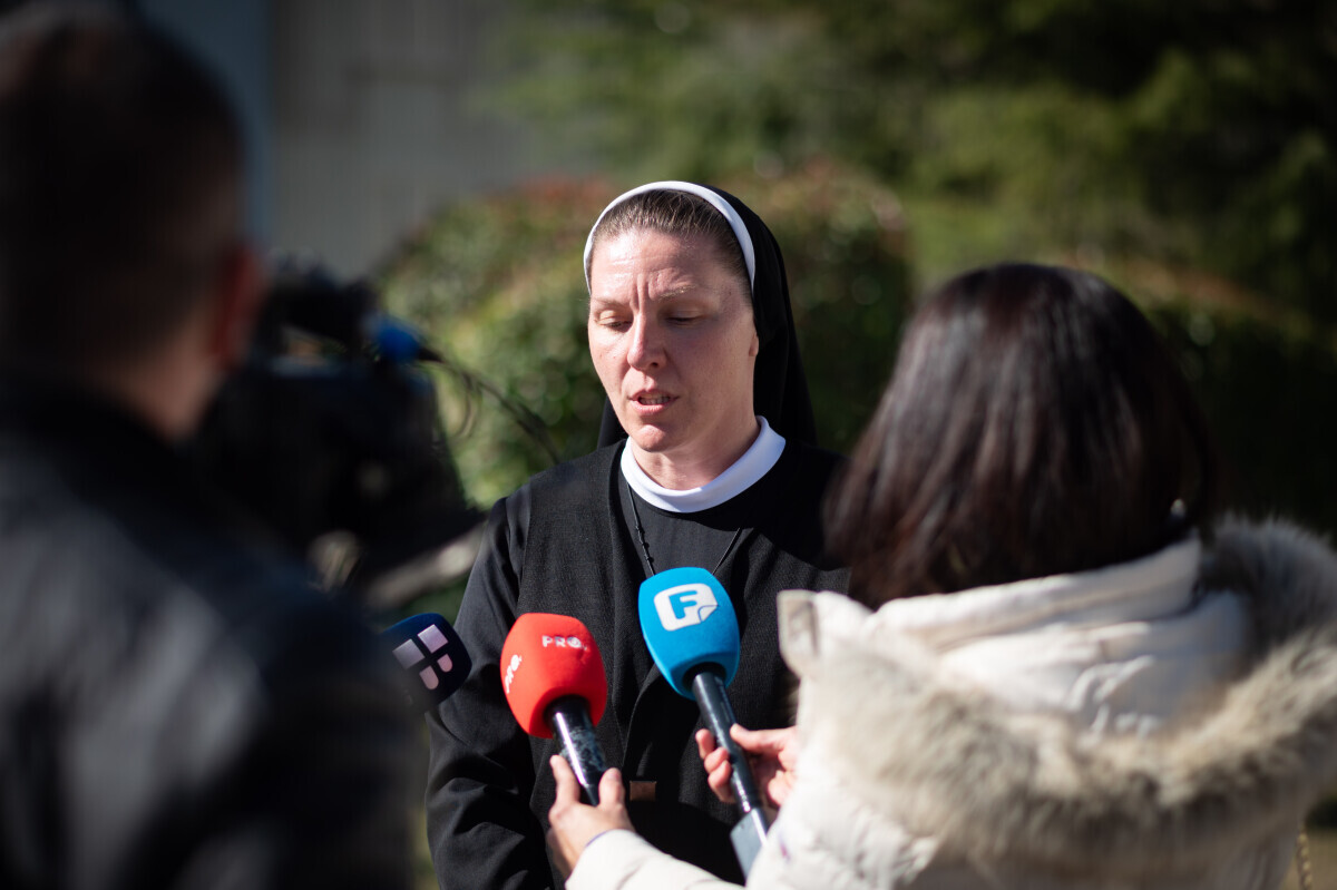 Časna sestra Dajana Dujmović daje izjavu medijima