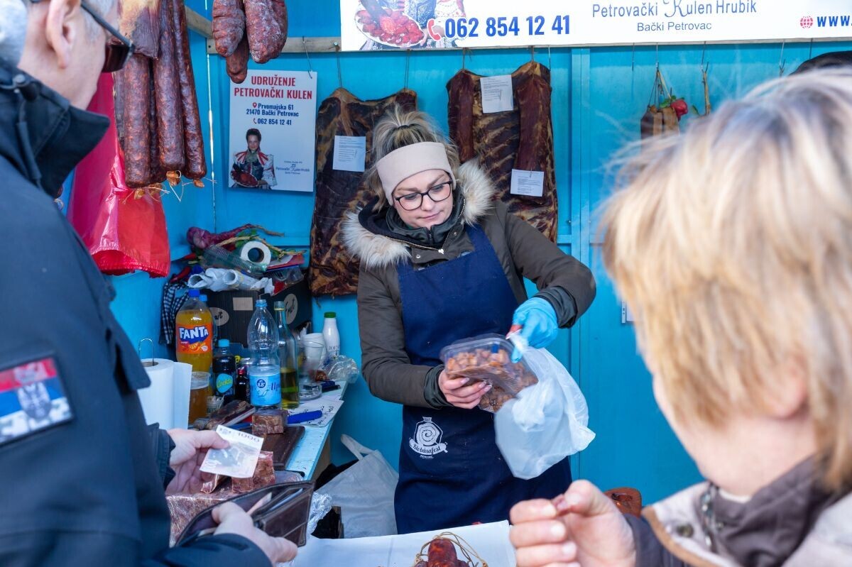 Devojka prodaje čvarke