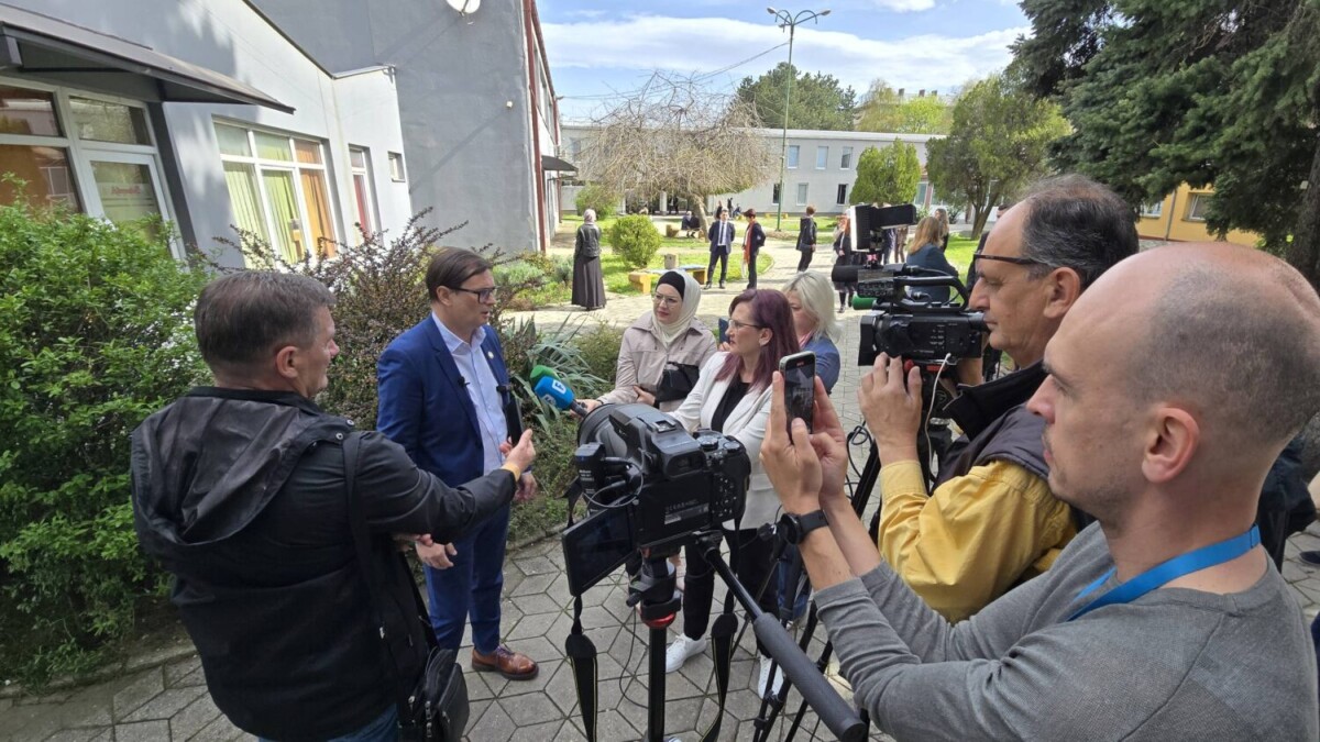 Pijunović daje izjavu medijima