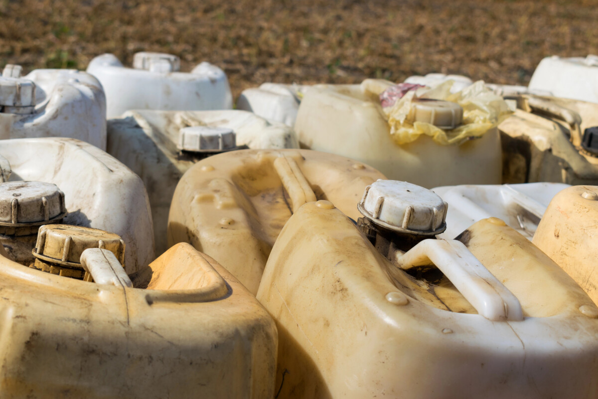 plastični kanisteri sa gorivom