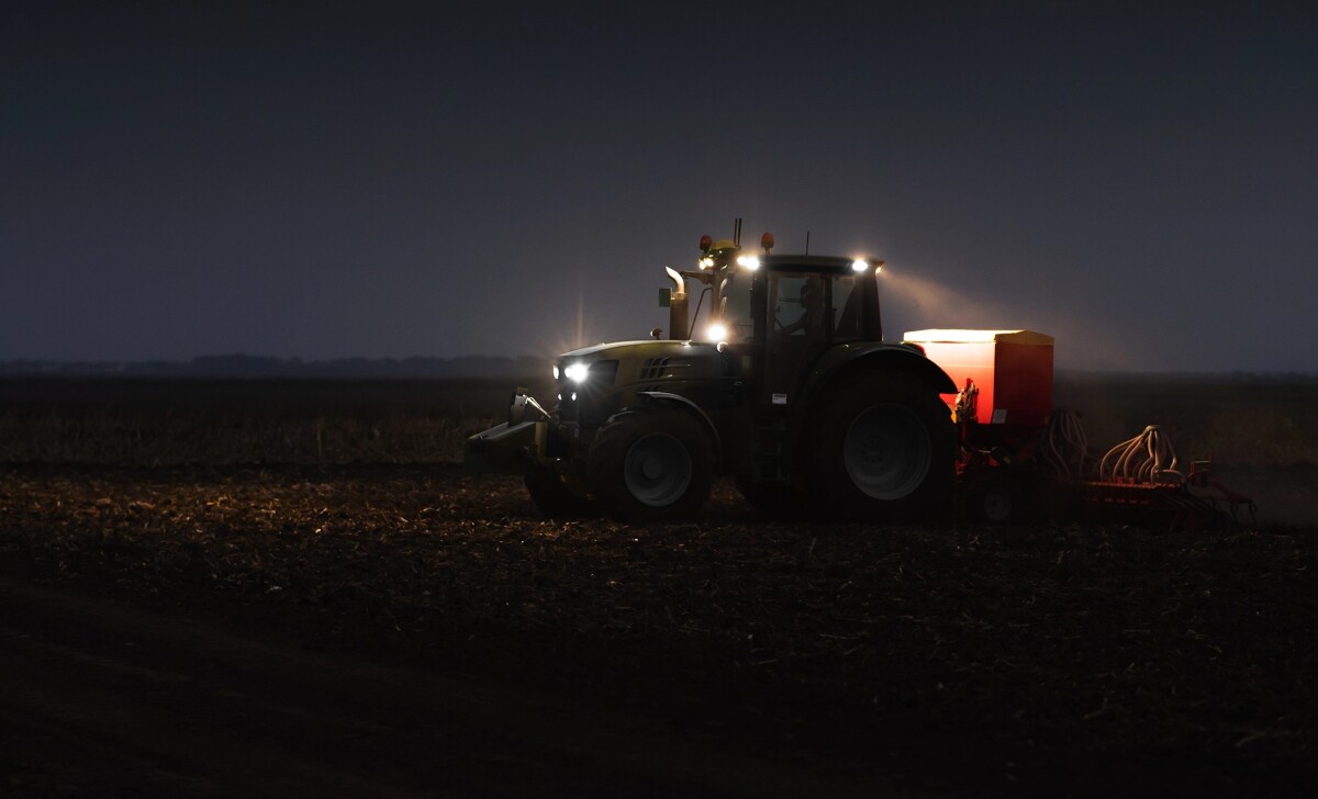 Traktor u mraku
