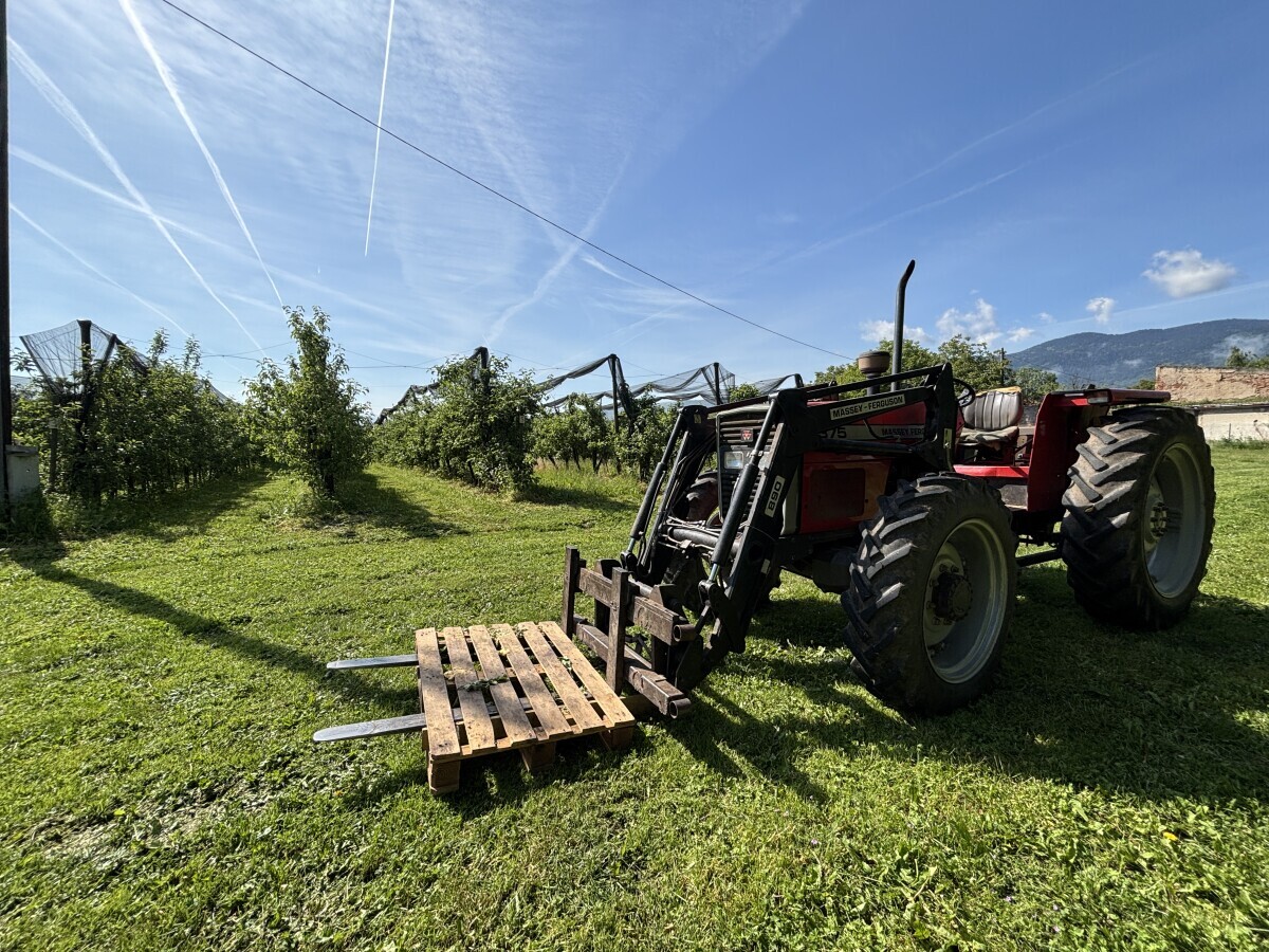traktor pored voćnjaka