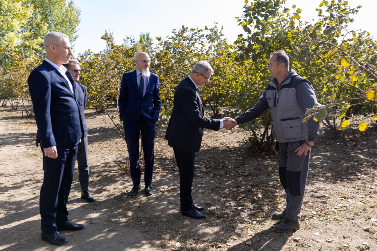 Glamočić posetio imanje kompanije Ferero