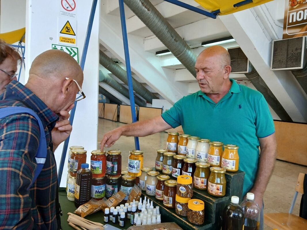 Marjan Gojković sa kupcima