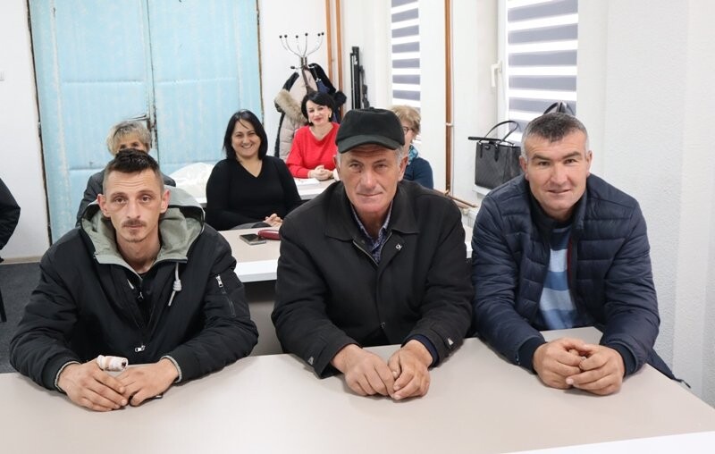 uzgajivači gatačkog govečeta na sastanku u sali sjede