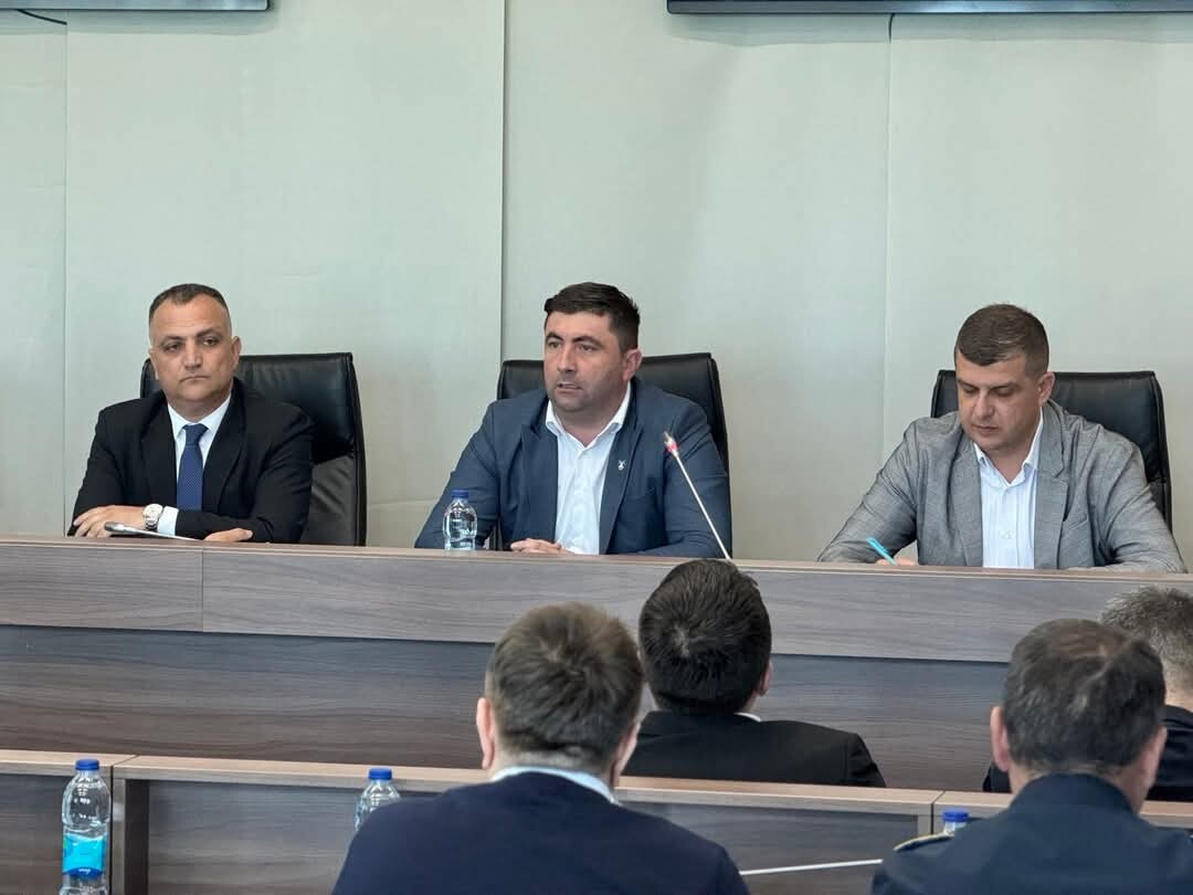 tri čovjeka sjede 