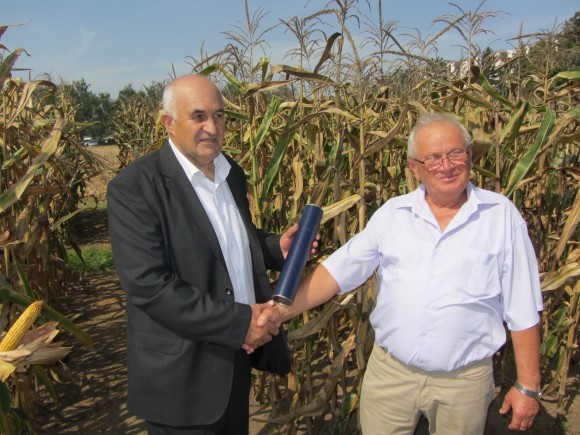 Života Jovanović dodeljuje plaketu