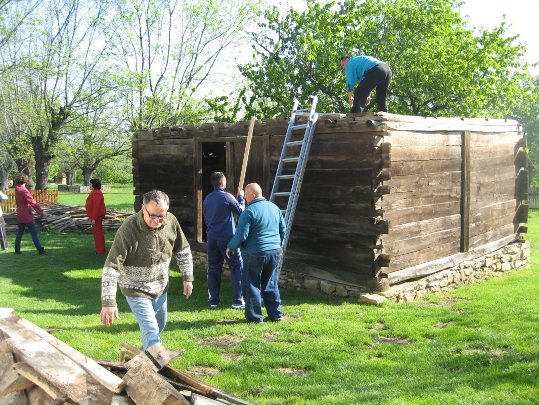 Meštani pomažu obnovu škole