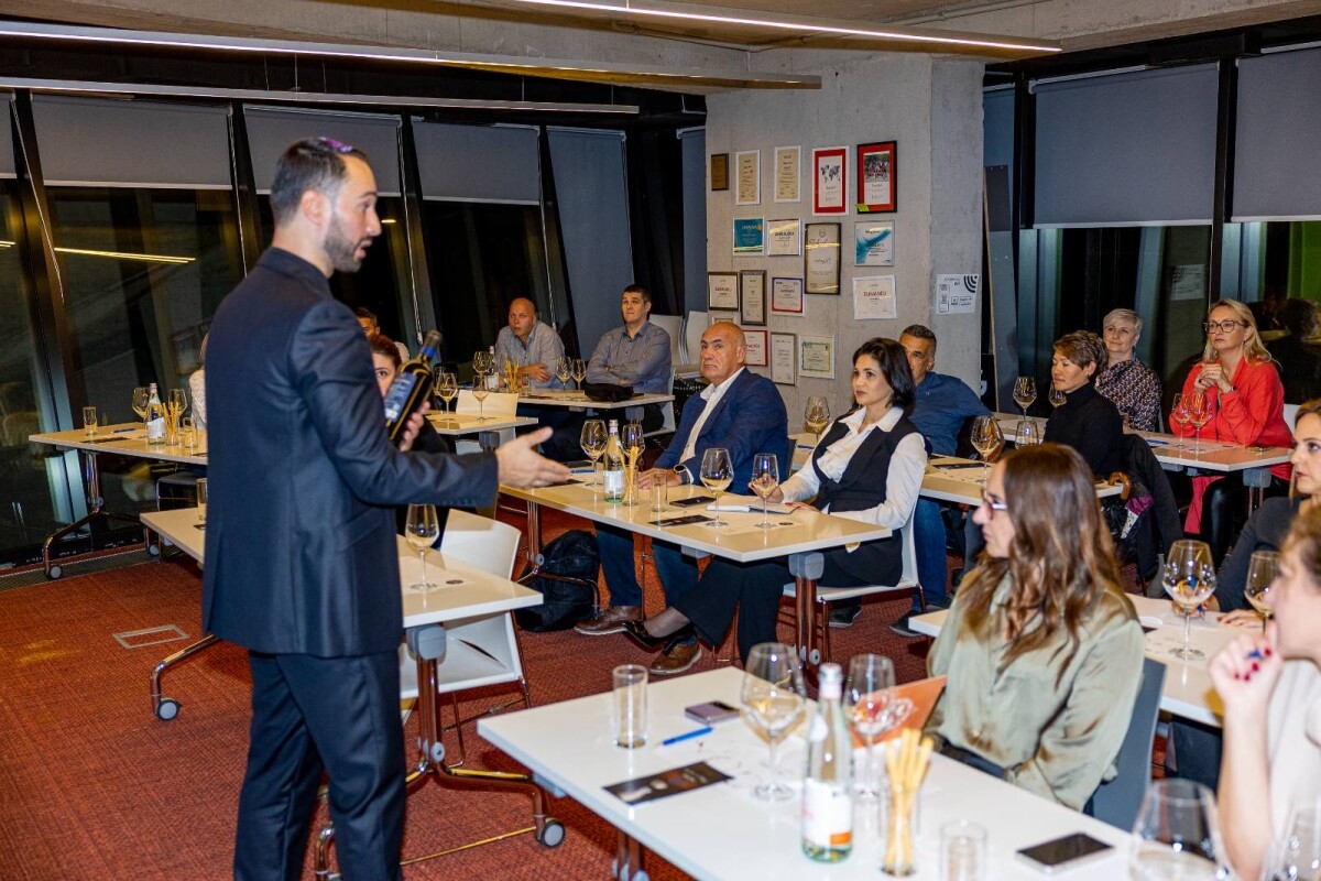 predavanje, muškarac govornik, u publici žene i muškarci