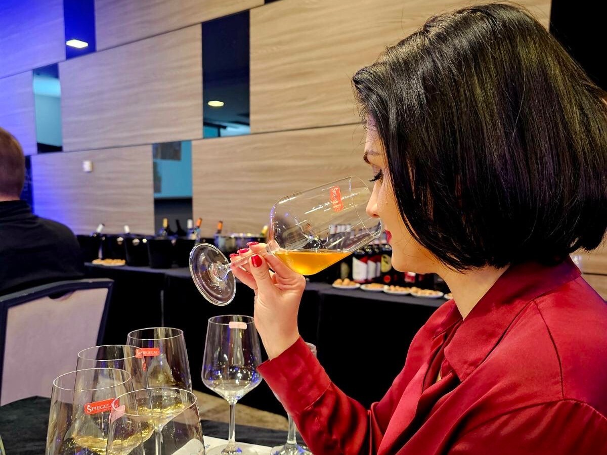 žena kuša vino