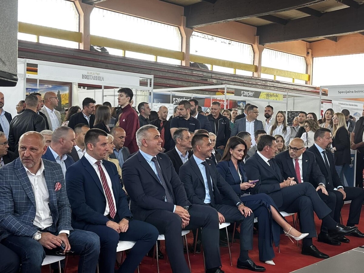 ljudi u prvom redu na sajmu