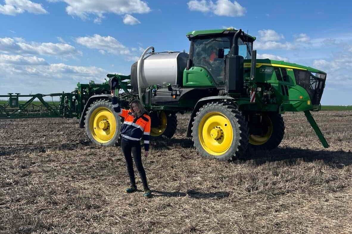 Ivana Lukić ispred kombajna