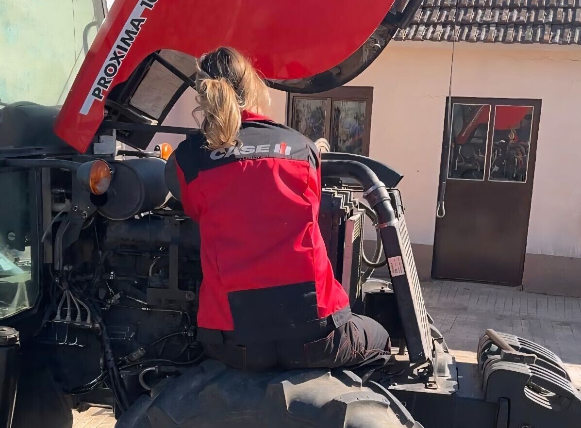 Ivana Lukić popravlja traktor
