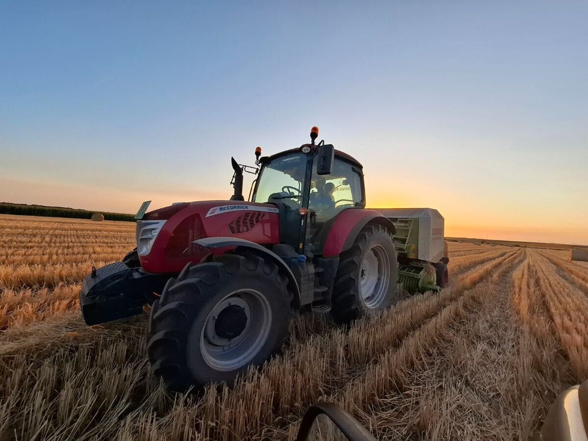 Jovana Petrović vozi traktor