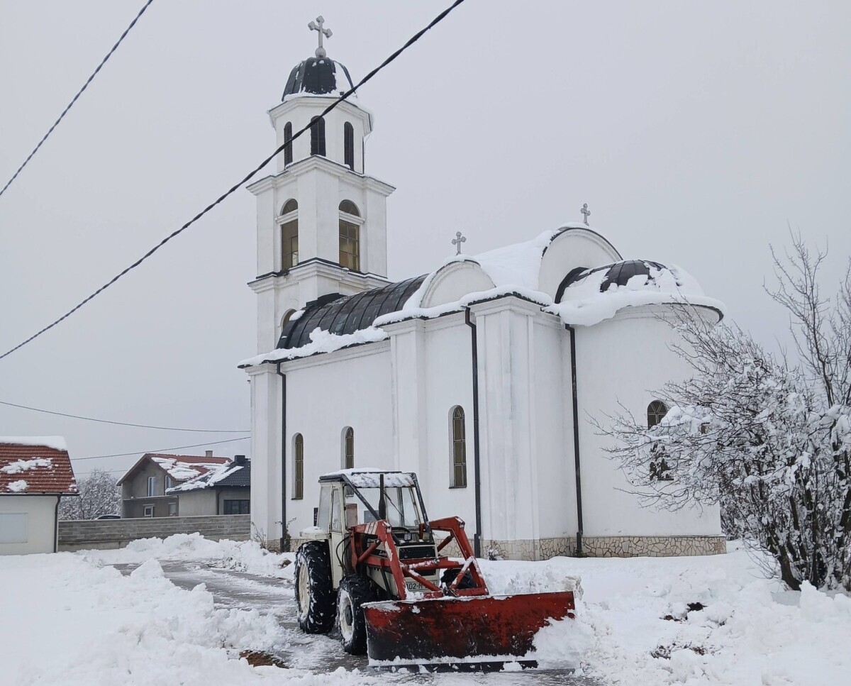čišćenje snijega kod crkve