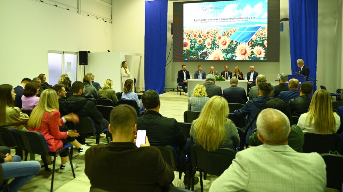 široki kadar s konferencije