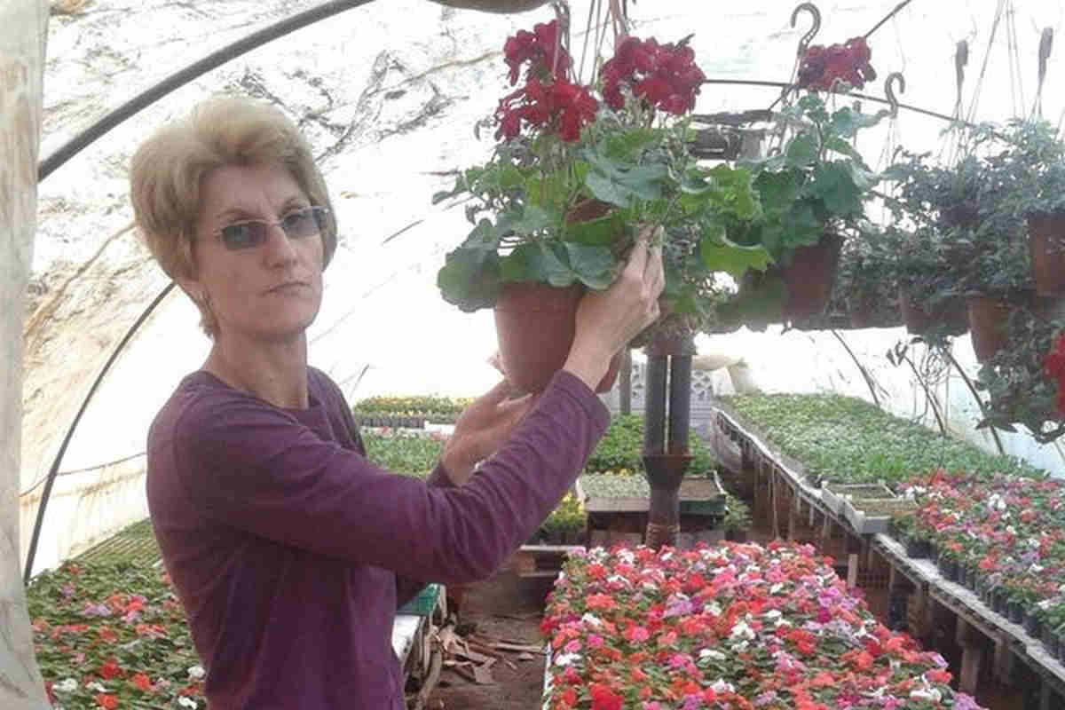 Ljubinaka sa cvećem