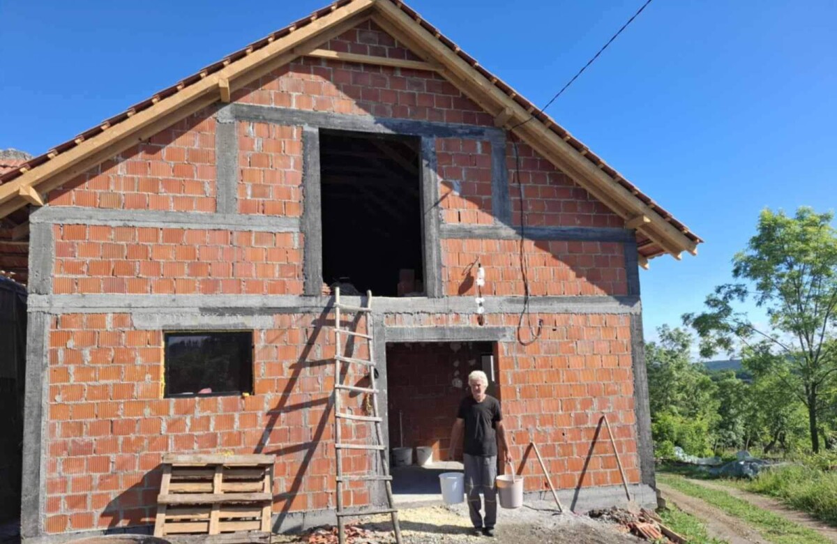 Ljubiša ispred nove štale