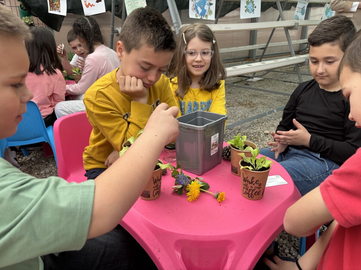 djeca za stolom uče kompostirati