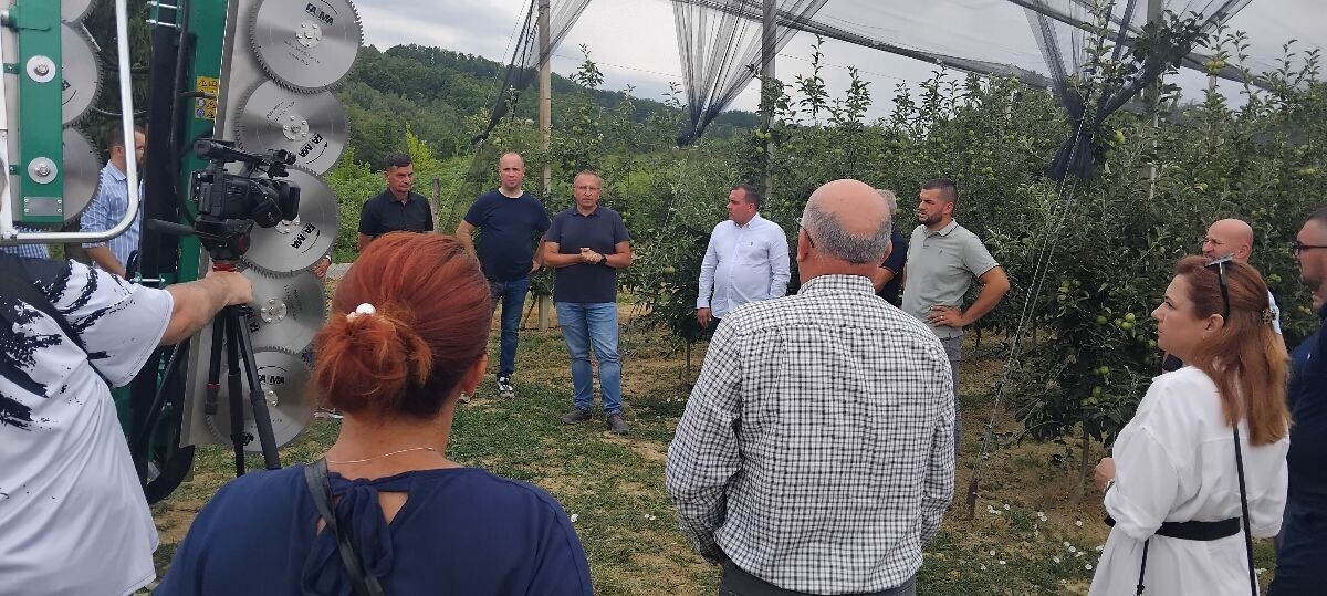 Ljudo okupljeni oko mašine