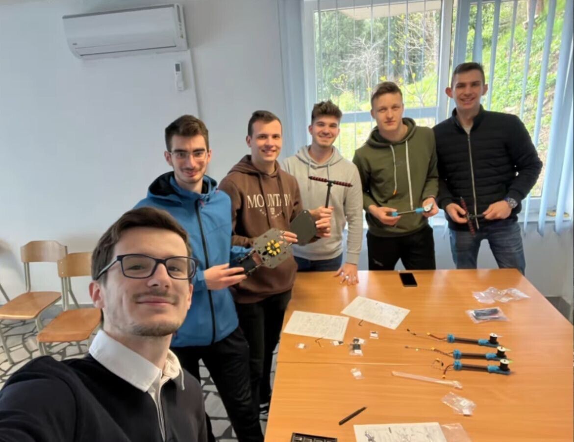 studenti u procesu izrade drona