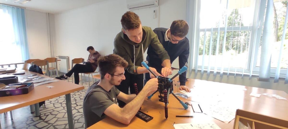 studenti sklapaju dron