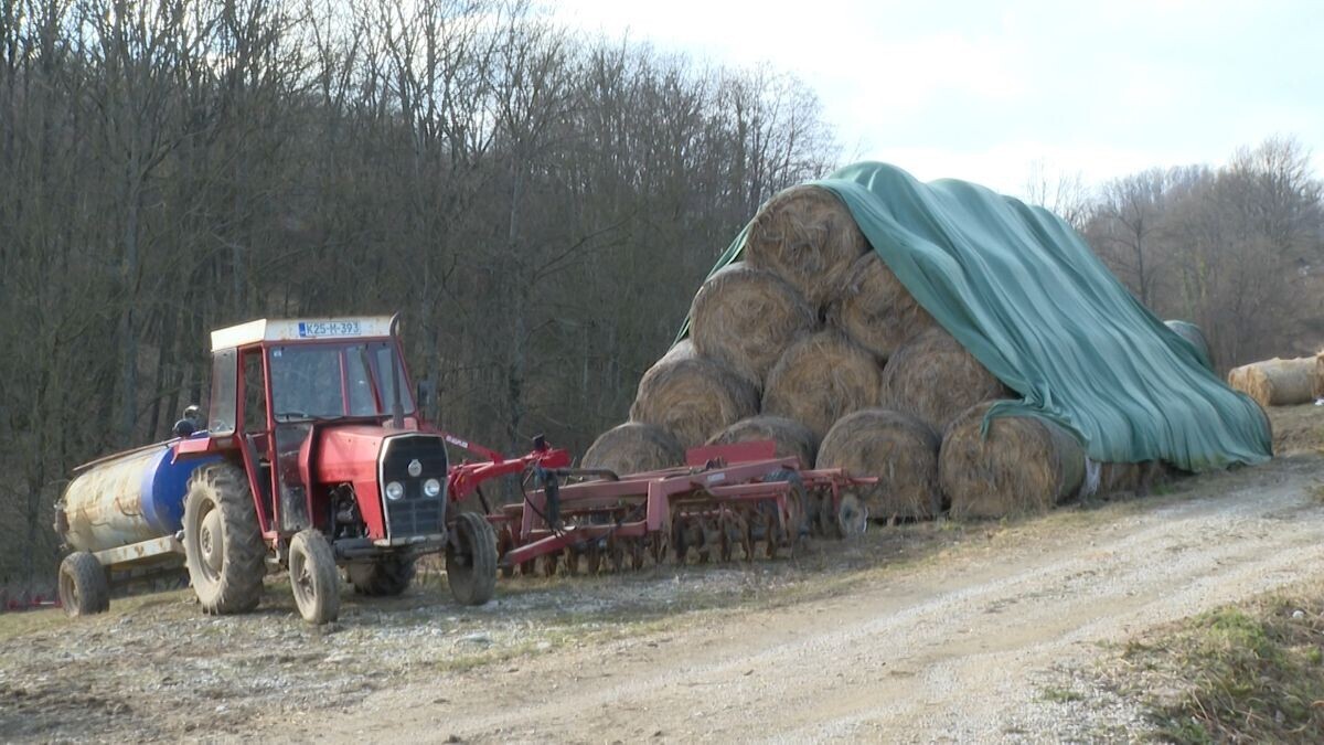 bale sijena, traktor