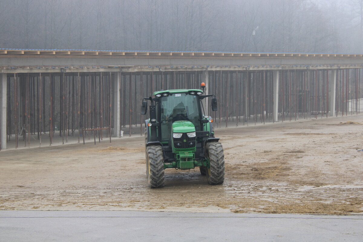 traktor ispred objekta u izgradnji