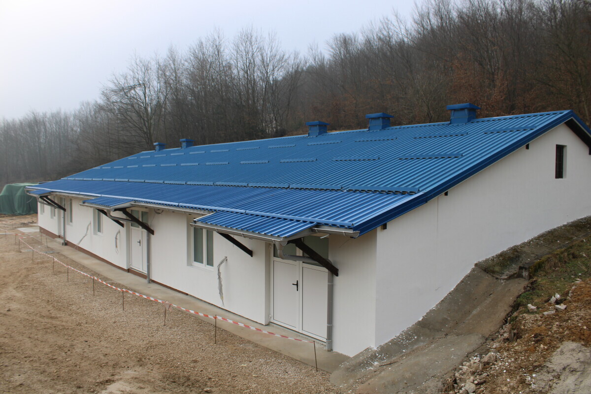 bijela zgrada sa plavim krovom u kojoj će biti sirana