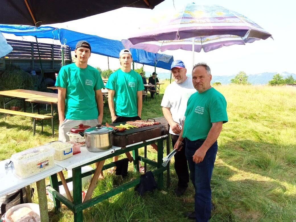 Nikola sa prijateljima