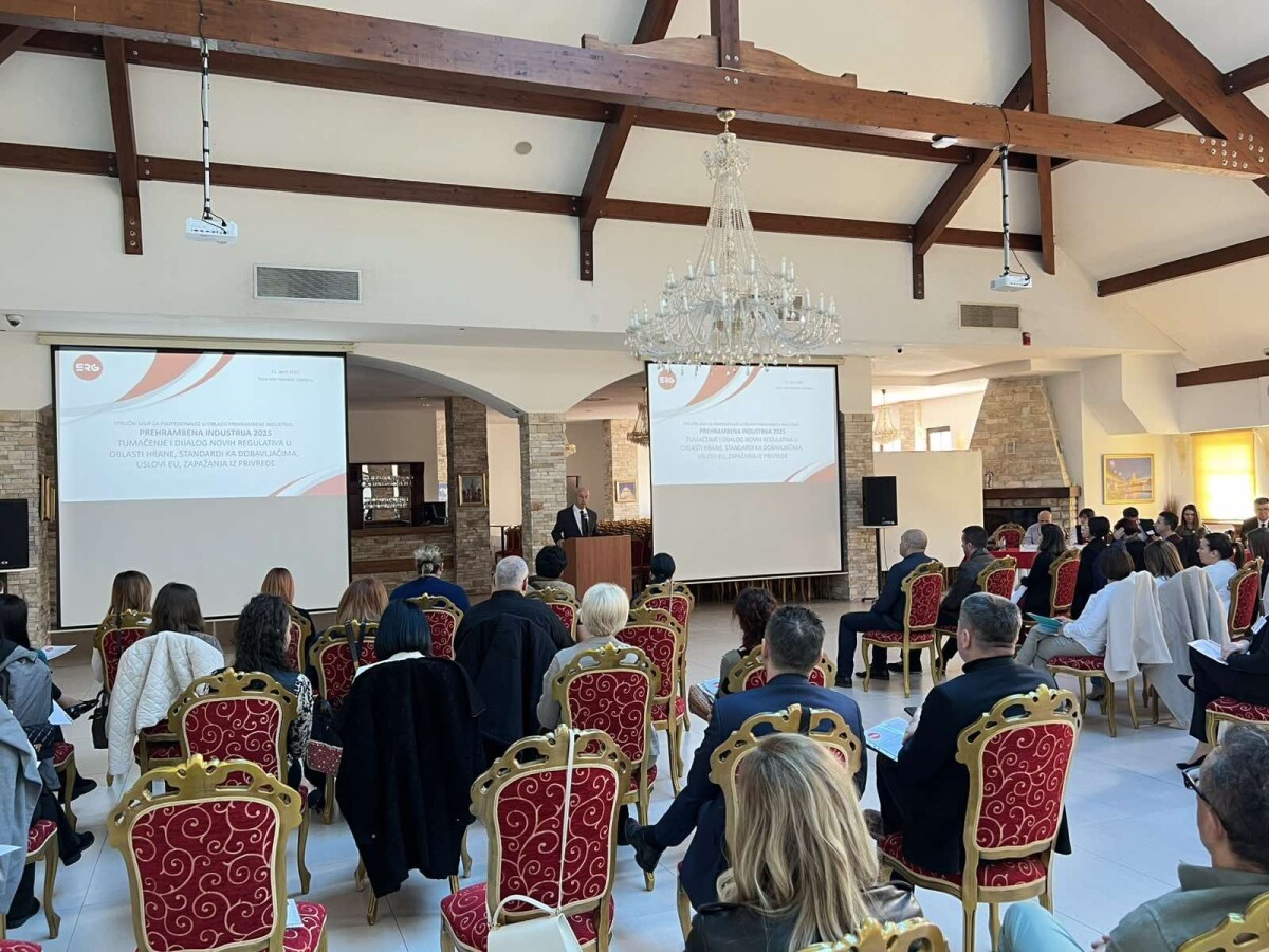 Skup u Bijeljini, ljudi u sali