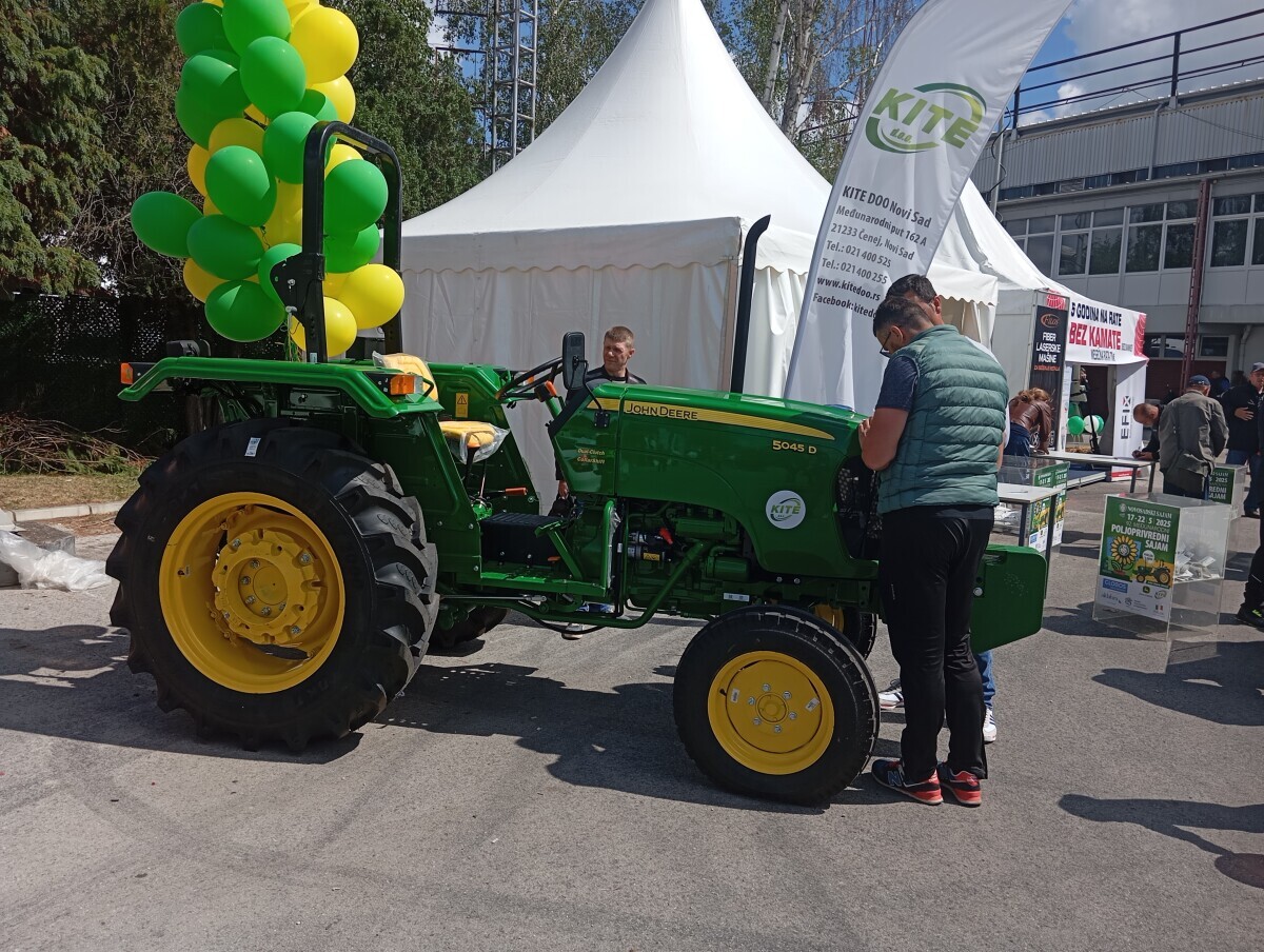 Traktor u poklon igri
