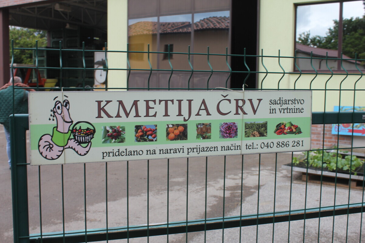 kmetija črv